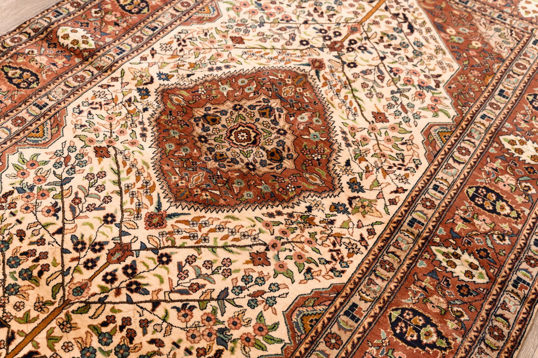 Fine Indo Agra Wool Rug 220cm x 133cm