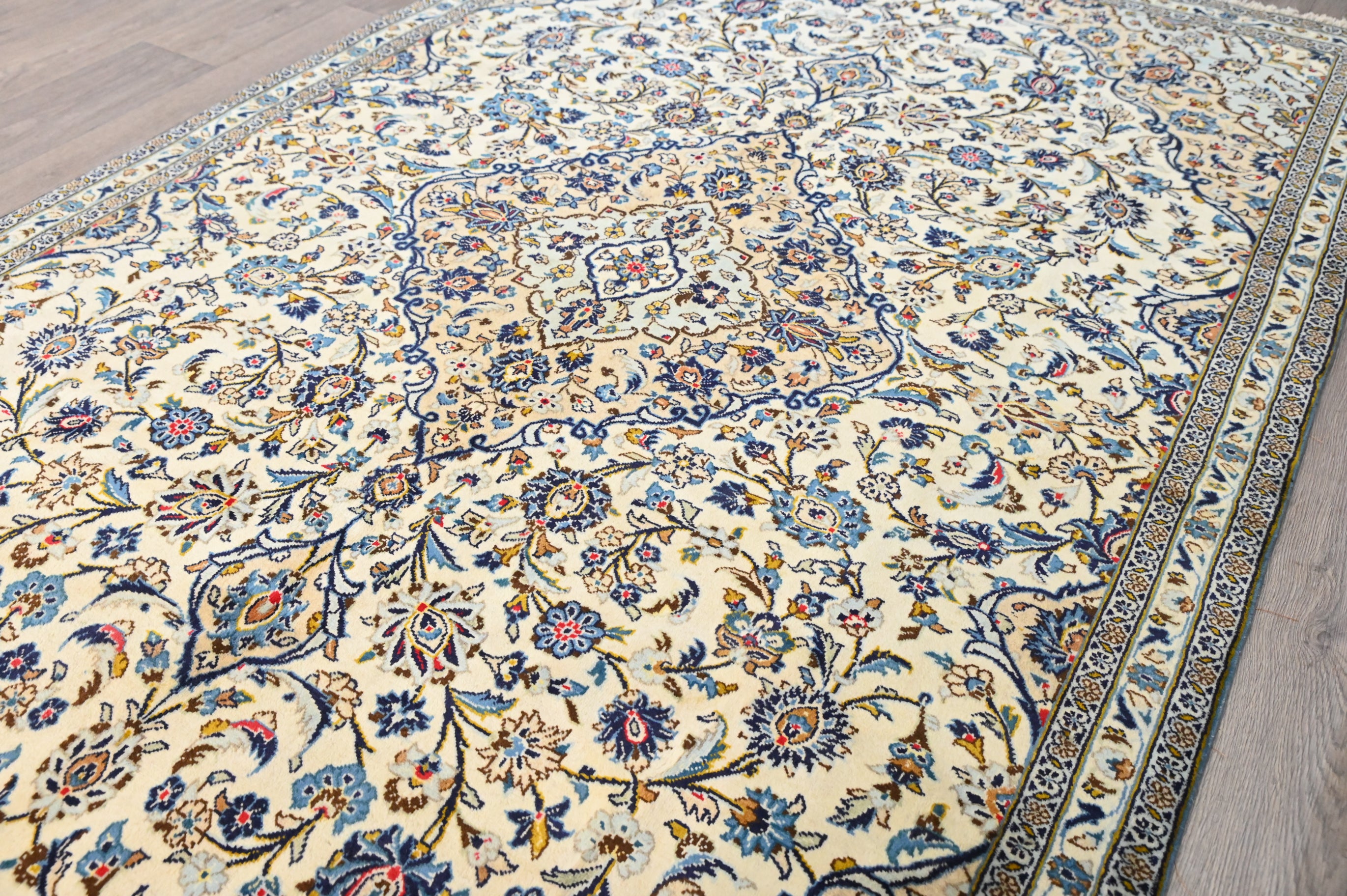 Finely Handknotted Persian Kashan rug w/ Beige and Blue Tones (280cm x 170cm)