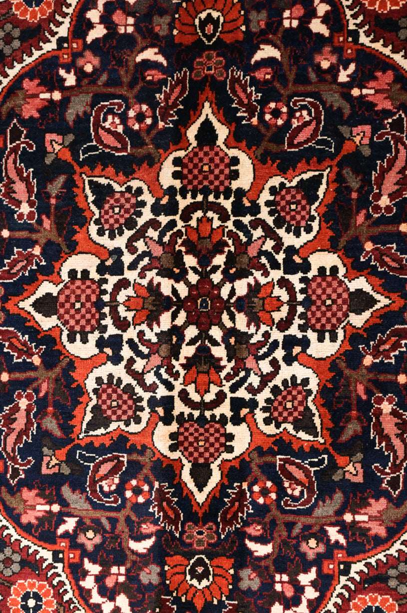 Fine Handknotted Wool Persian Bakhtiari 210cm x 317cm