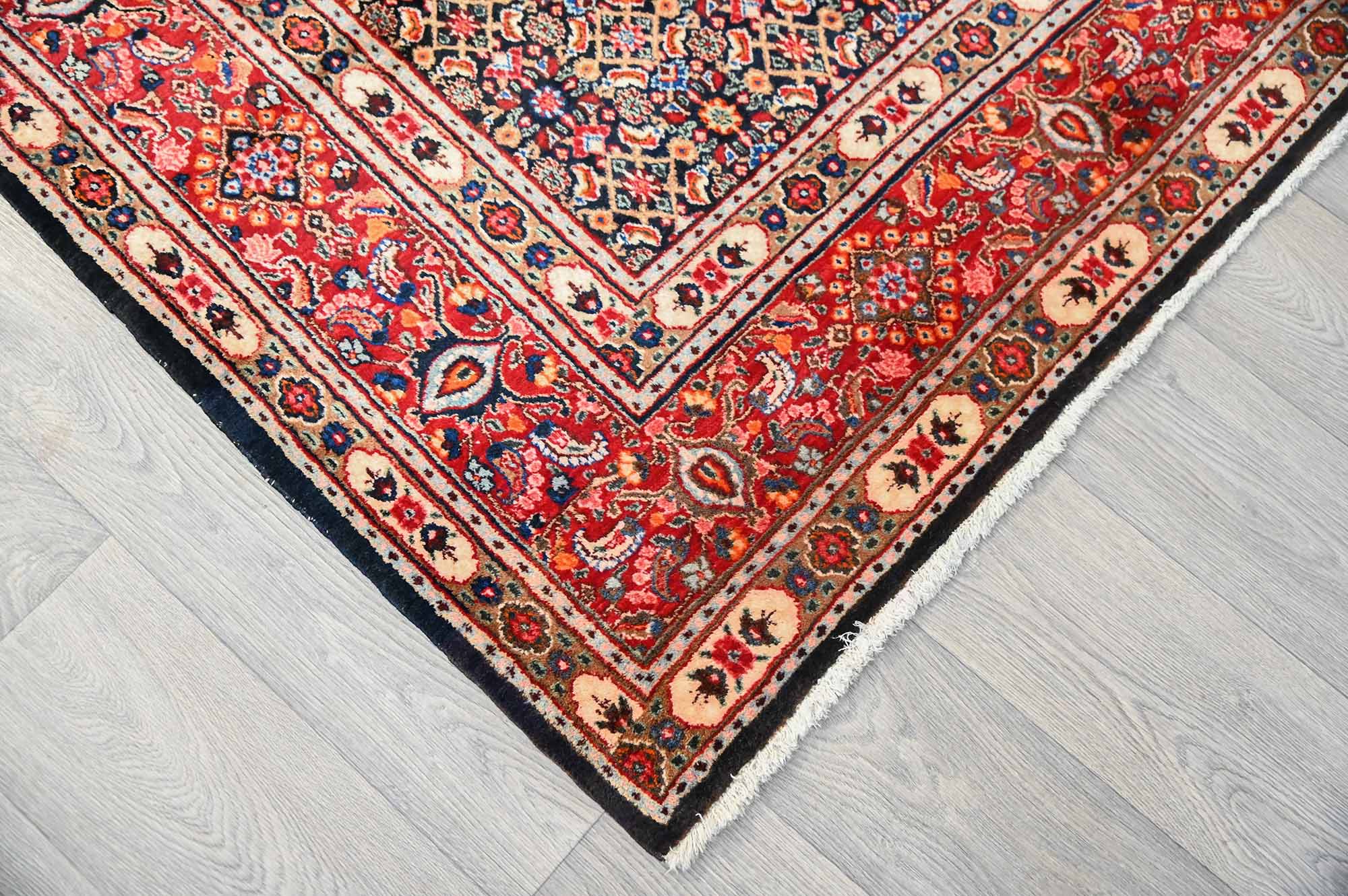 Very Fine Handnknotted Persian Moud with Baby Blue Central Medallion - (370H x 260W)
