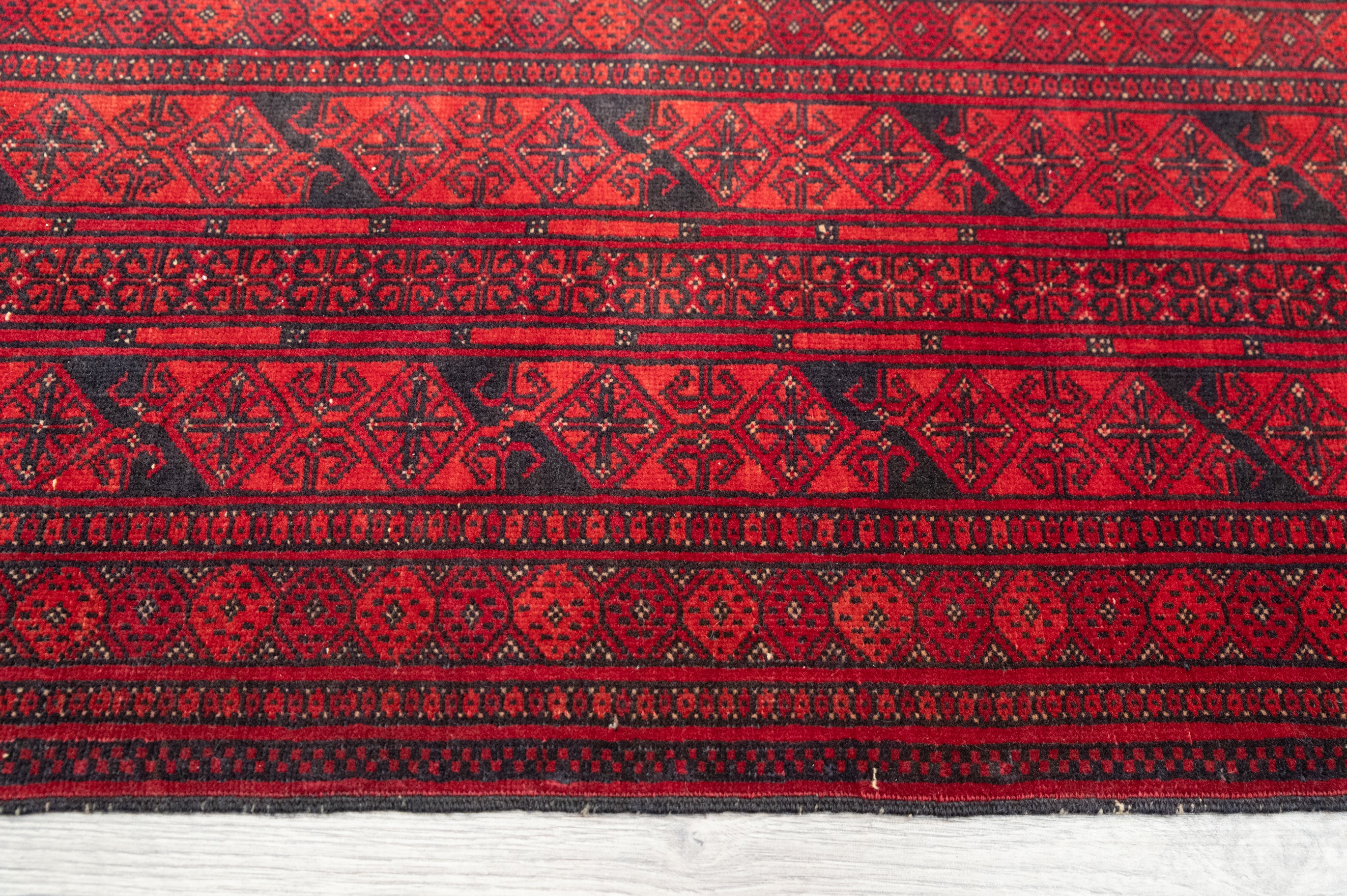 c.1980's Thin Pile Handwoven Persian Sarough w/ Symmetrical Design - (275H x 199W)